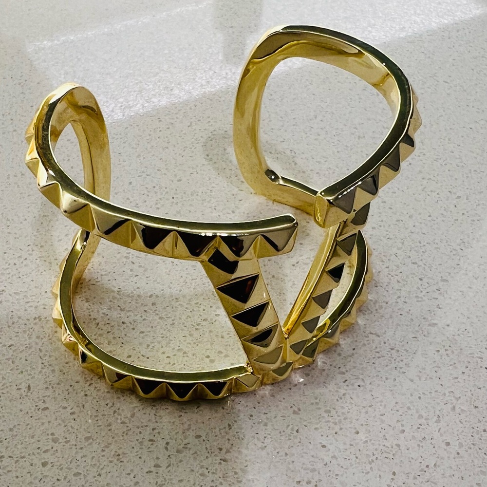 Valentino G bracelet 
- Height: 5.3 cm / 2.0 in. 
-one size 
- Made in Italy